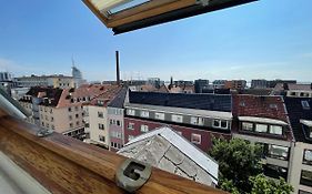 Schönes einfaches zentrales Zimmer über den Dächern der Stadt